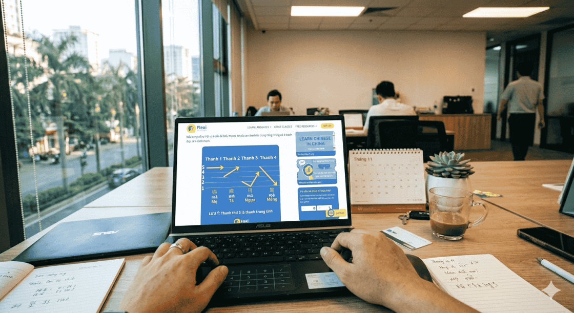 người đi làm học tiếng Trung trên điện thoại trong giờ nghỉ trưa