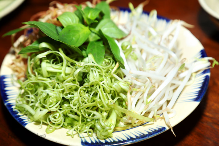 The vegetables that go with Bún bò Huế